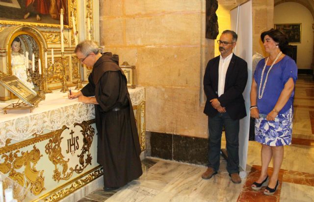 La Cruz de Caravaca de Santa Teresa se expone en la Basílica de la Vera Cruz, junto a su carta manuscrita
