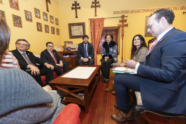 Fernando López Miras se reúne con la hermana mayor de la Real e Ilustre Cofradía de la Santísima Vera Cruz