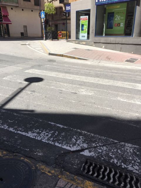 La falta de mantenimiento y el abandono llenan de baches y pasos de cebra sin pintar las calles de Caravaca y sus pedanías