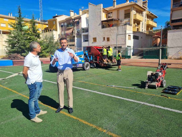 El Ayuntamiento de Caravaca ejecuta la reforma de las pistas de atletismo y el campo de fútbol del Complejo Deportivo Fernández Torralba con un presupuesto de 590.000 euros