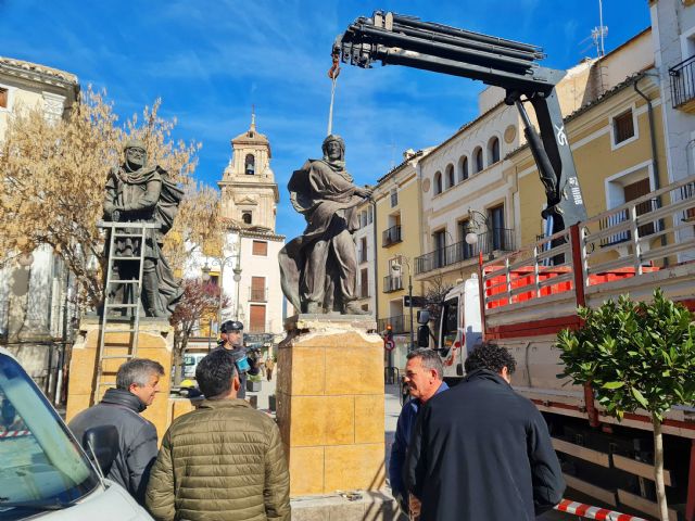 El Ayuntamiento restaura el monumento al Moro y al Cristiano y sustituye la peana por otra más acorde con el entorno