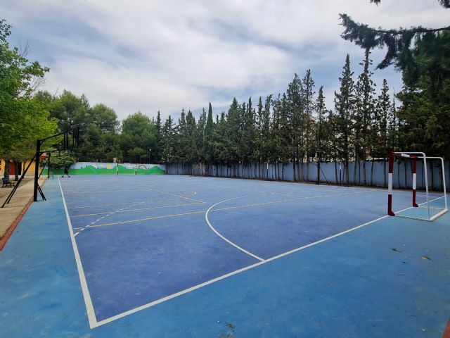 El Ayuntamiento de Caravaca reforma la pista deportiva del colegio Basilio Sáez, dotándola de pavimento antideslizante