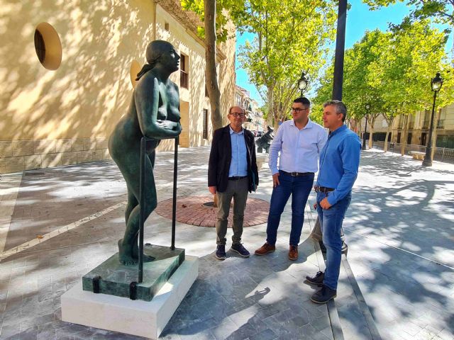 El Ayuntamiento de Caravaca saca a la calle cuatro obras del escultor José Carrilero coincidiendo con el 'Día Mundial del Turismo'