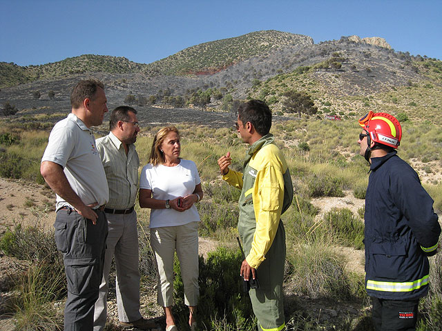 La consejera de Presidencia y Administraciones Públicas, María Pedro Reverte, acompañada por el director general de Emergencias, Luis Gestoso, y el director general de Patrimonio Natural y Biodiversidad, Pablo Fernández, coordina con uno de los técnicos los trabajos de extinción del incendio declarado hoy en la Sierra de Mojantes en el término municipal de Caravaca de la Cruz