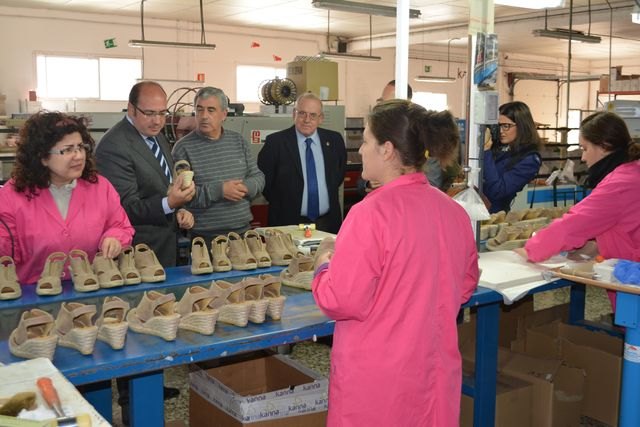 El consejero Pedro Antonio Sánchez durante su visita a la fábrica de calzados Kanna