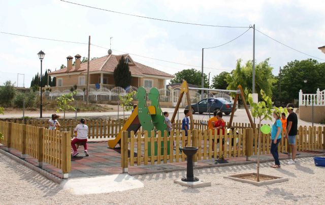 Acondicionan un parque infantil en la pedanía de Los Prados