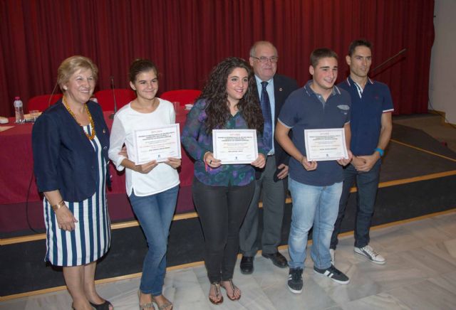 La Concejalía de Educación reconoce la trayectoría de estudiantes caravaqueños