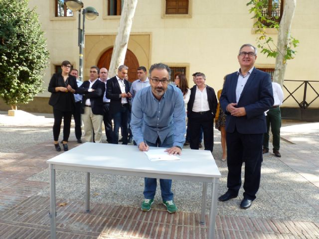 El candidato a alcalde de Caravaca de la Cruz, José Moreno Medina, ha firmado el código de compromiso ético