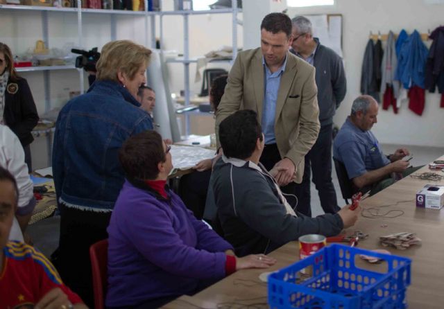 José Francisco García reafirma durante su visita a APCOM el compromiso con la atención y defensa de los derechos de las personas con discapacidad y sus familias