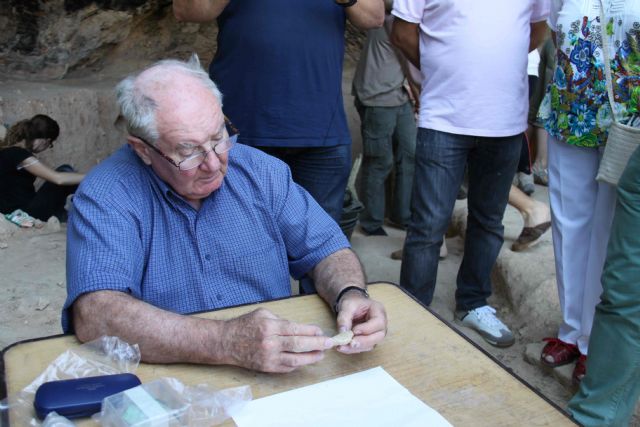 El PP pide que se dedique una calle de la Encarnación al profesor Michael J. Walker por su labor en el yacimiento arqueológico de la Cueva Negra