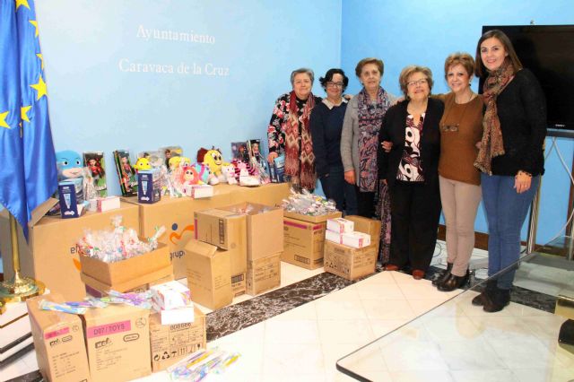 Cáritas recibe donaciones de juguetes y material infantil de empresas caravaqueñas