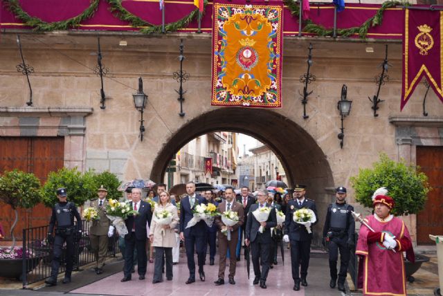 La consejera de Política Social participa en la ofrenda floral a la Vera Cruz