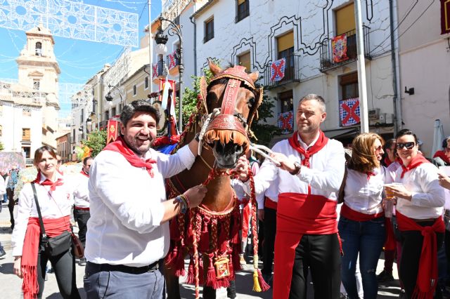 Fernando asiste a los Caballos del Vino de Caravaca de la Cruz