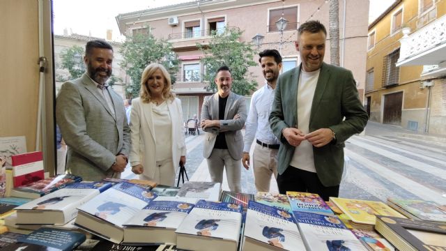Nieves Herrero contagia su ilusión por la literatura en la inauguración de la Feria del Libro de Caravaca de la Cruz