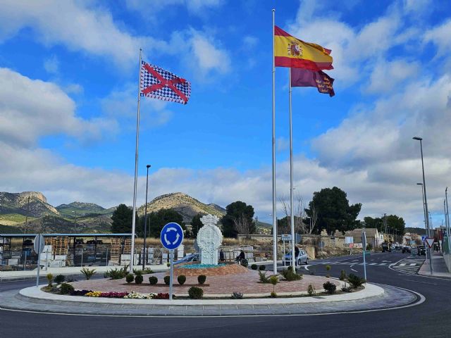 Concluyen los trabajos de construcción de la rotonda en el principal acceso a Caravaca con la ornamentación de la misma