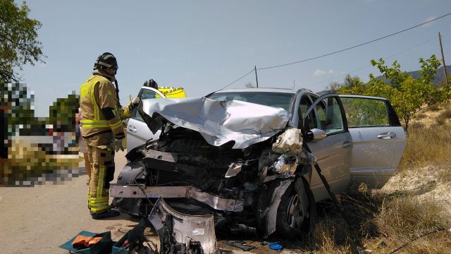 Sanitarios atienden y trasladan al hospital a un herido en una colisión frontal ocurrida en Caravaca de la Cruz