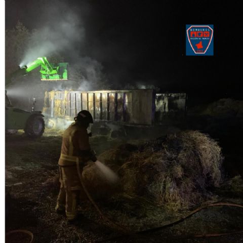 Incendio de un camión con paja en La Almudema, Caravaca