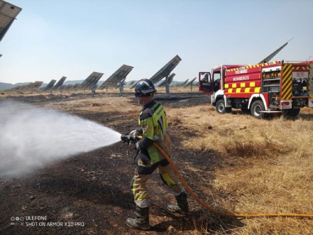 Bomberos xtinguen un incendio en un parque solar en Caravaca de la Cruz