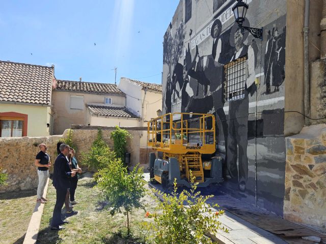 Caravaca convierte una fotografía histórica de los Caballos del Vino en un nuevo icono de arte urbano