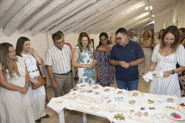 El curso de bordado en seda y oro para jóvenes de Caravaca se clausura con la mirada puesta en una segunda edición