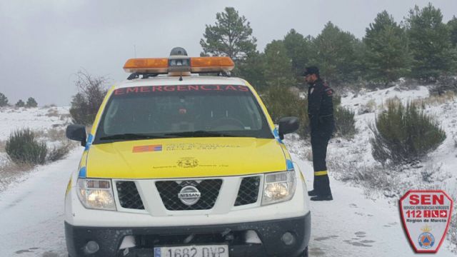 El viento ocasiona diversos daños materiales en vehículos, arbolado y mobiliario urbano