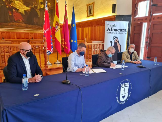 El Ayuntamiento de Caravaca y la Asociación Cultural Albacara sellan en un convenio su compromiso para garantizar continuidad e impulso al certamen literario