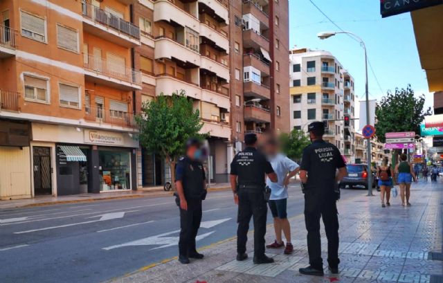 La Policía Local de Caravaca realiza controles a pie para garantizar el uso correcto de la mascarilla por parte de la población