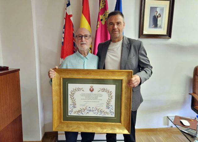 El alcalde entrega al doctor Antonio López Bermejo el diploma que acredita su nombramiento como Hijo Adoptivo de Caravaca