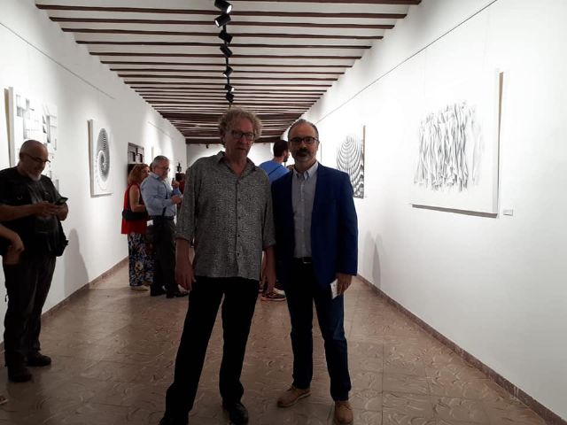 El artista caravaqueño Tomy Ceballos expone 'Océanos Pacíficos' en el antiguo convento de las Carmelitas