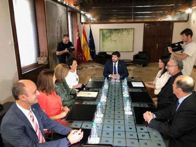 Fernando López Miras recibe a la Hermana Mayor de la Real e Ilustre Cofradía de la Vera Cruz de Caravaca