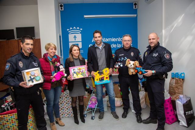 Las dependencias de la Policía Local se llenan de ilusión en forma de regalos para los Reyes Magos lleguen a todas las casas de Caravaca