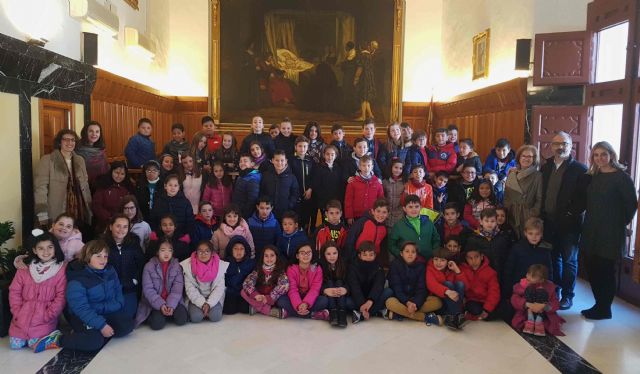 Alumnos del colegio ‘La Santa Cruz’ visitan el Ayuntamiento de Caravaca, dentro del proyecto educativo ‘Juntos vivimos mejor’