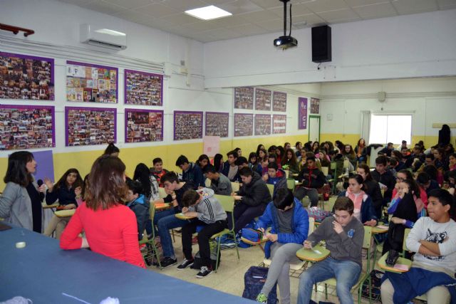 Más de 300 estudiantes caravaqueños participan en los talleres de la Concejalía de Juventud sobre uso seguro de las redes sociales