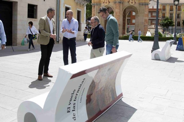 Caravaca instala junto a la Casa de la Cultura dos bancos literarios con libros de Luis Leante y Miguel Sánchez Robles