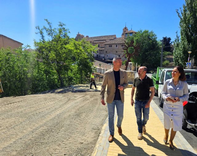 El Ayuntamiento de Caravaca mejora el Paseo de Santa Clara con nuevo acerado y la reorganización de la zona de aparcamientos