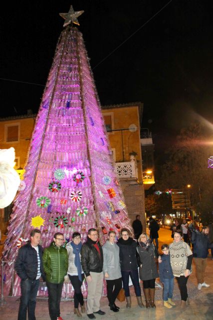 Más de 9.000 envases forman el árbol de Navidad de la Plaza San Juan de la Cruz