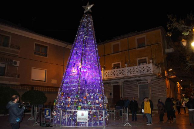 Los escolares caravaqueños participan en la elaboración del árbol de Navidad con materiales reciclados de la Plaza San Juan de la Cruz