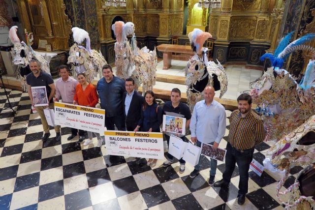 Festejos otorga los premios de los concursos de fotografía en Instagram y de 'Balcones y Escaparates festeros'