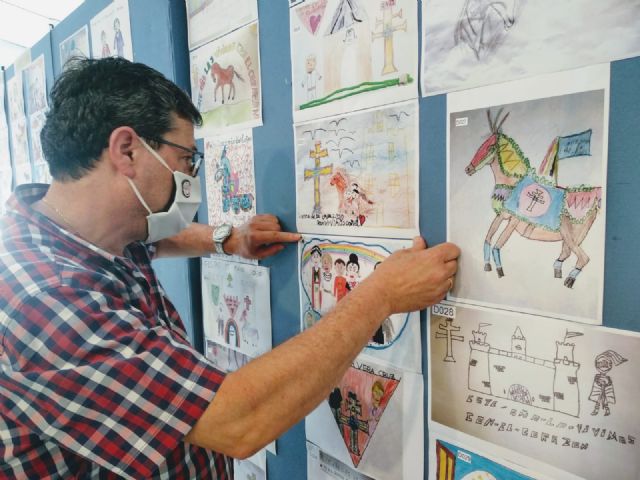 La Casa de Cultura acoge la exposición de trabajos del concurso de dibujo ´Fiestas de la Cruz, este año las vivimos con el corazón´