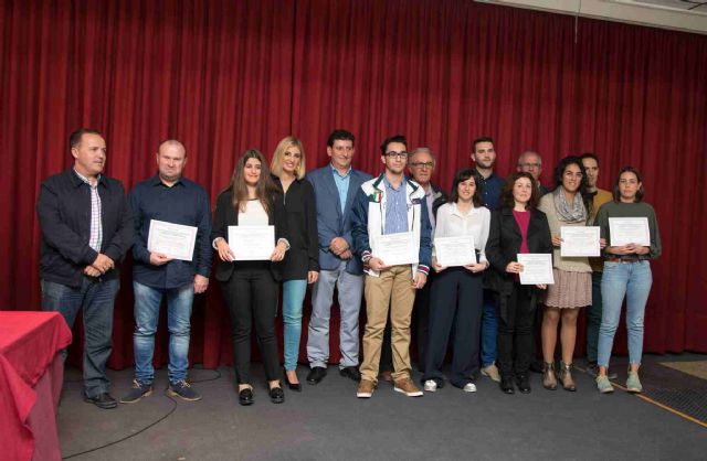 La Concejalía de Educación premia el esfuerzo y trayectoria de los estudiantes con los mejores expedientes académicos