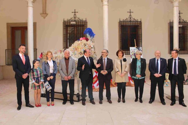 El presidente de la Comunidad recibe al alcalde y a representantes de las fiestas patronales