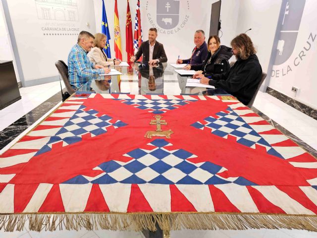 Los hermanos Andreu Sánchez donan al Ayuntamiento de Caravaca una bandera bordada la ciudad de los años 60