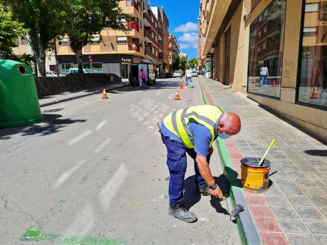 El Ayuntamiento realiza el repintado y adaptación de parquímetros y señalización para la reducción de horarios, calles y tarifas del aparcamiento regulado (ORA)