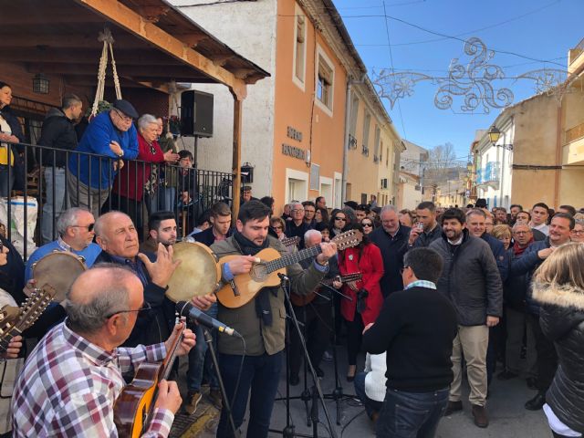 El presidente de la Comunidad asiste a la misa cantada con motivo de las Fiestas de las Cuadrillas de Barranda