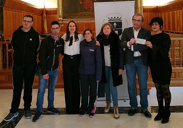 La Asociación de Comerciantes y Hosteleros de Caravaca de la Cruz entrega a APCOM la recaudación de la actividad 'Farolillos solidarios'