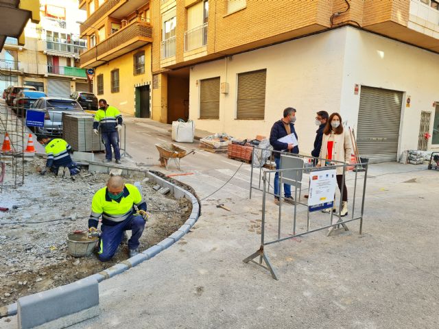 El Ayuntamiento de Caravaca ejecuta una segunda fase de obras de accesibilidad en aceras a través de un programa de empleo público