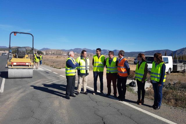 La carretera RM-702, en el tramo que comunica Archivel y Barranda, se somete a obras de reparación de firme