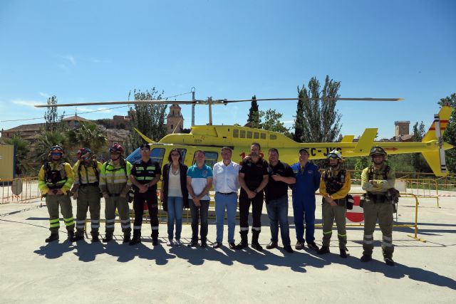 Escolares caravaqueños participan en una exhibición de medios para conocer la importancia de prevenir los incendios forestales