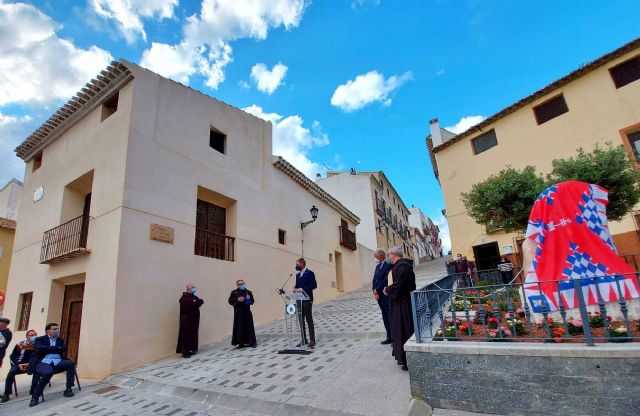 El Ayuntamiento de Caravaca dedica un monolito al padre Dionisio Tomás para perpetuar la vinculación que este carmelita descalzo tiene con la ciudad y sus vecinos desde hace seis décadas