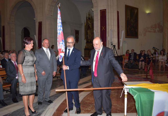 Las fiestas del barrio murciano de San Andrés acogen el acto de entrega de la bandera de Caravaca a la Virgen de la Arrixaca